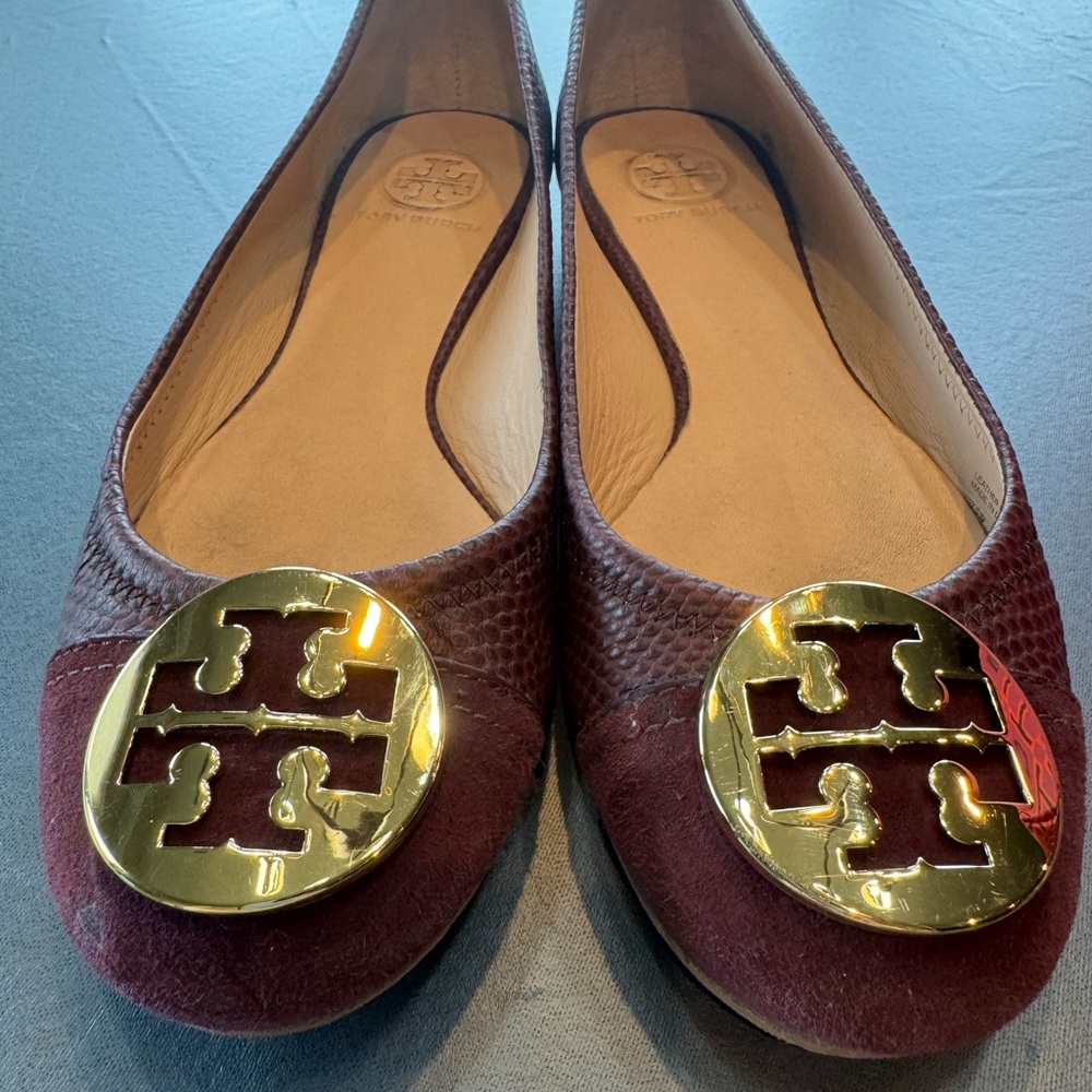 Tory Burch Reva Suede Leather Logo Flats Burgundy Gold Medallion Size 8 - Picture 2 of 7
